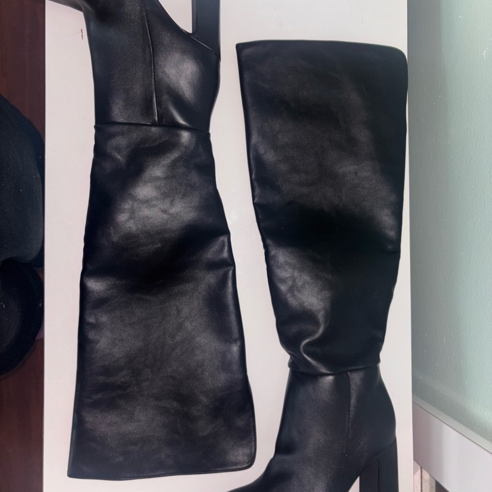 Zara Black Heeled Boots with Sleek Design